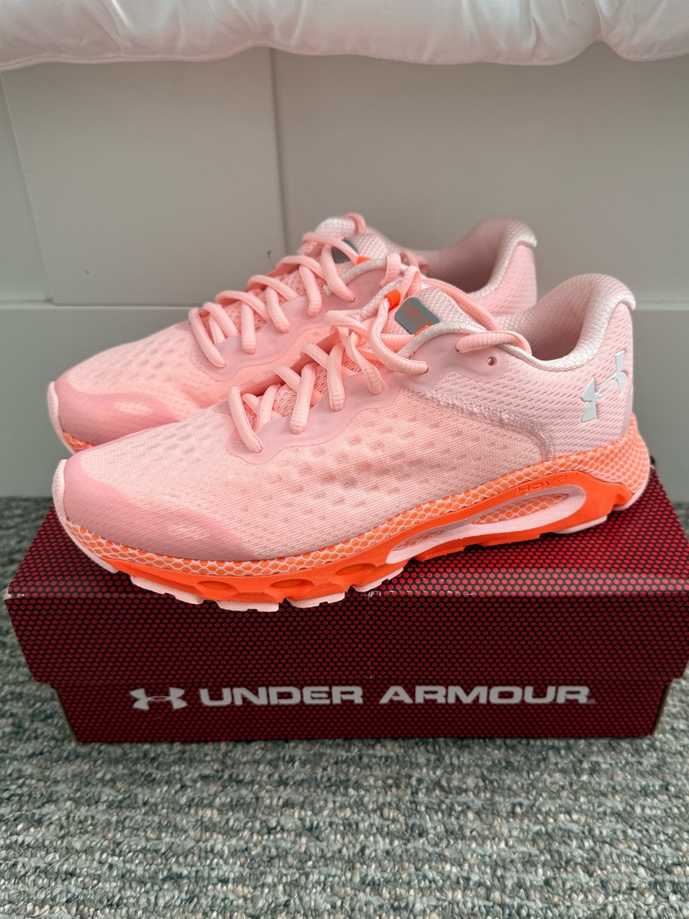 Under Armour Women's HOVR infinite 3 sneakers size 8 pink/orange